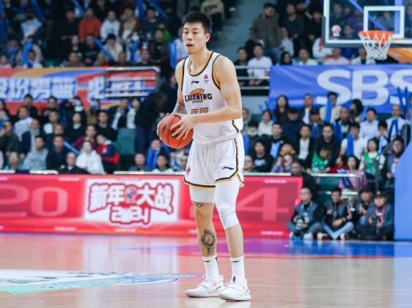 屋漏偏逢連夜雨！張鎮(zhèn)麟7中1僅得2分2板4助 末節(jié)受傷離場(chǎng)